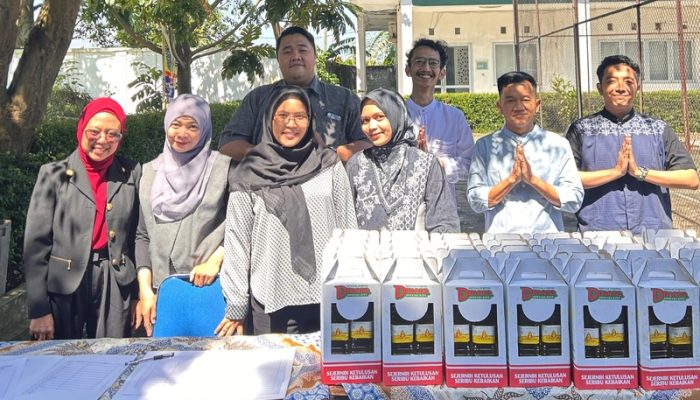 Maknai Ramadhan, Universitas Teknologi Nusantara Gelar Aksi Berbagi untuk Warga