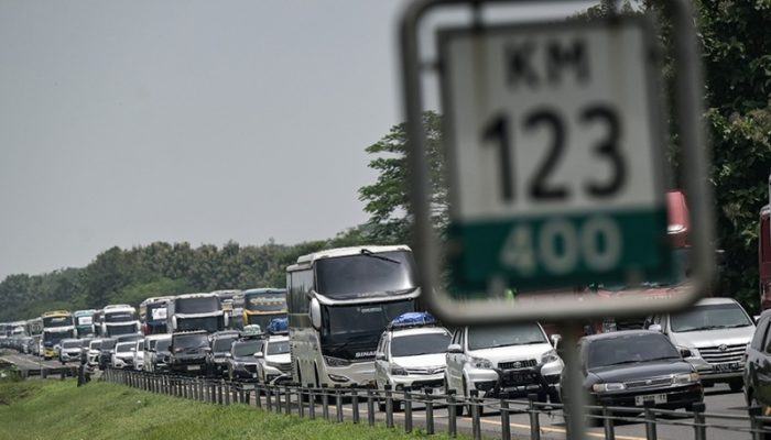 H-4 Lebaran, Tol Cipali Padat, One Way Mulai Siang Ini
