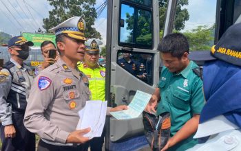 Petugas Dinas Perhubungan Jawa Barat bersama Satlantas melakukan pengecekan armada sebelum keberangkatan peserta mudik gratis Lebaran 2026