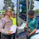 Petugas Dinas Perhubungan Jawa Barat bersama Satlantas melakukan pengecekan armada sebelum keberangkatan peserta mudik gratis Lebaran 2026