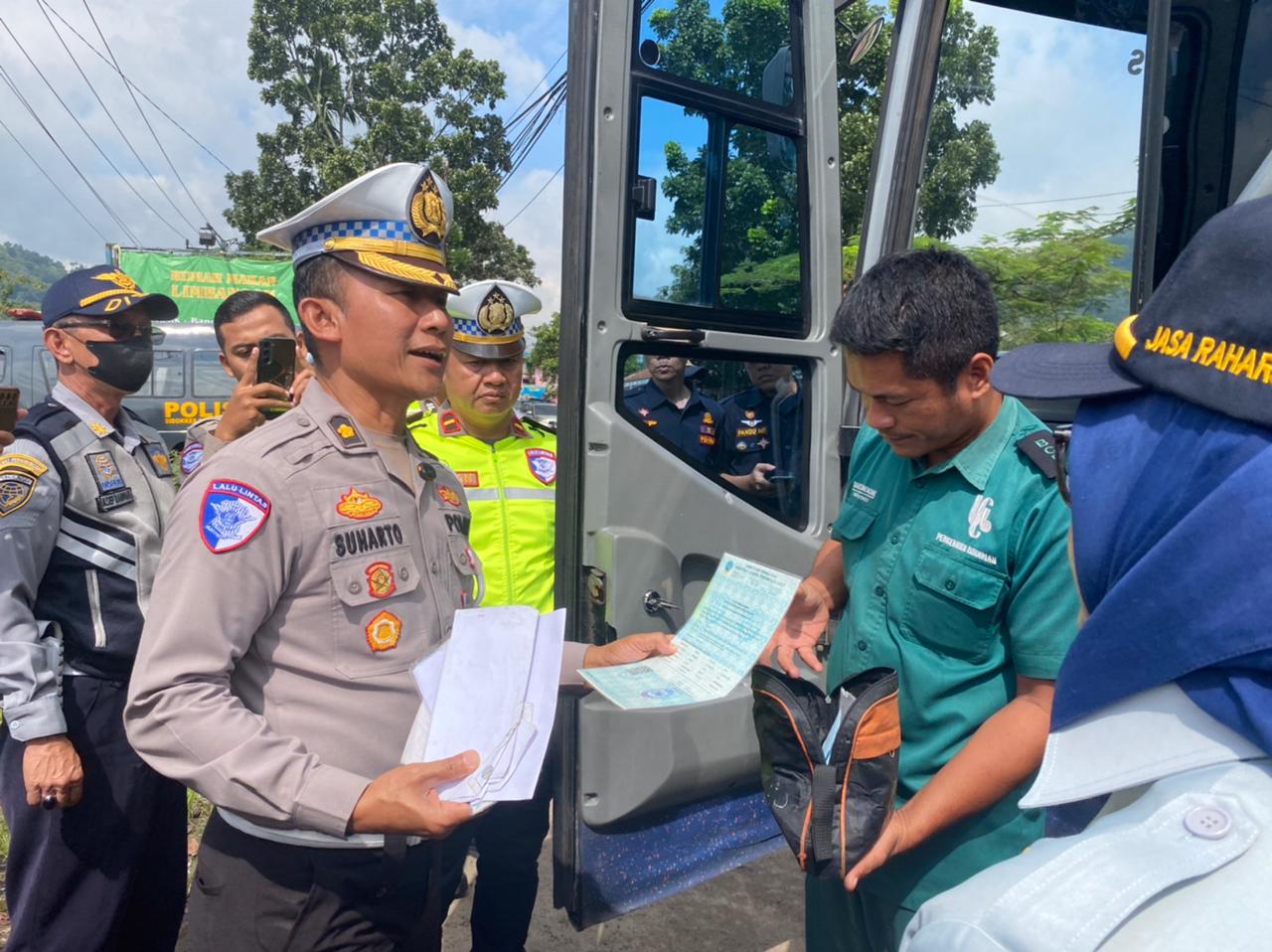 Petugas Dinas Perhubungan Jawa Barat bersama Satlantas melakukan pengecekan armada sebelum keberangkatan peserta mudik gratis Lebaran 2026