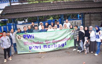 Bukan Sekadar Liputan! Wartawan Bandung Turun Jalan Bagikan 300 Takjil Gratis