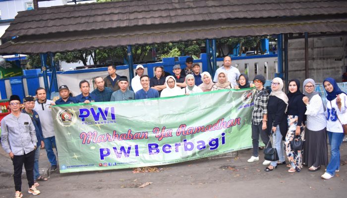 Bukan Sekadar Liputan! Wartawan Bandung Turun Jalan Bagikan 300 Takjil Gratis