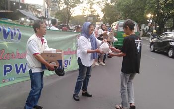 Konsisten 8 Tahun! Jurnalis Bandung Tuntaskan Aksi Berbagi 2.000 Takjil di Sidolig