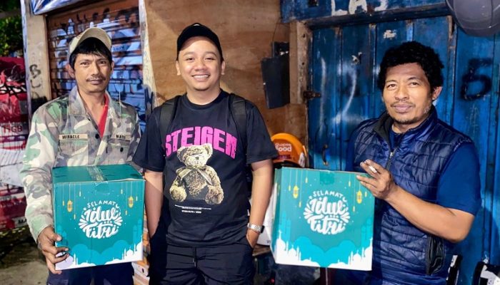 Tak Mudik, Pedagang Kaki Lima di Bandung dapat Kadeudeuh Lebaran dari Jurnalis Ju’e