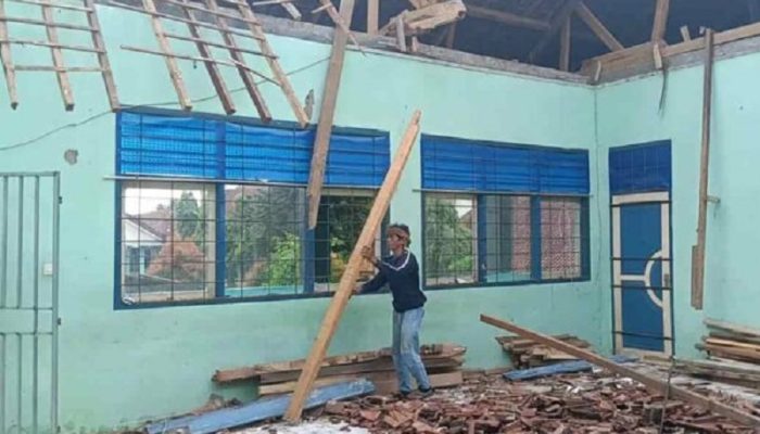 Atap Kelas SMPN 3 Banjarsari Ciamis Ambruk, Diduga Akibat Bangunan Lapuk