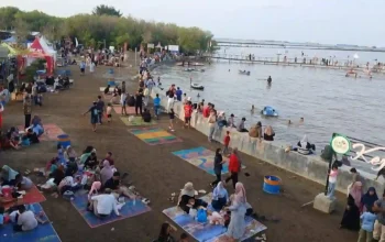 Suasana padat wisatawan Kota Cirebon di Pantai Kejawanan.