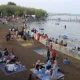 Suasana padat wisatawan Kota Cirebon di Pantai Kejawanan.