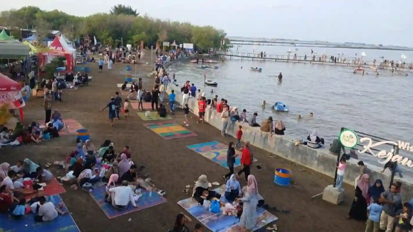 Suasana padat wisatawan Kota Cirebon di Pantai Kejawanan.