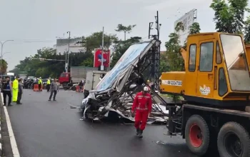 Dampak cuaca ekstrem Bandung pohon tumbang dan reklame roboh menimpa mobil.