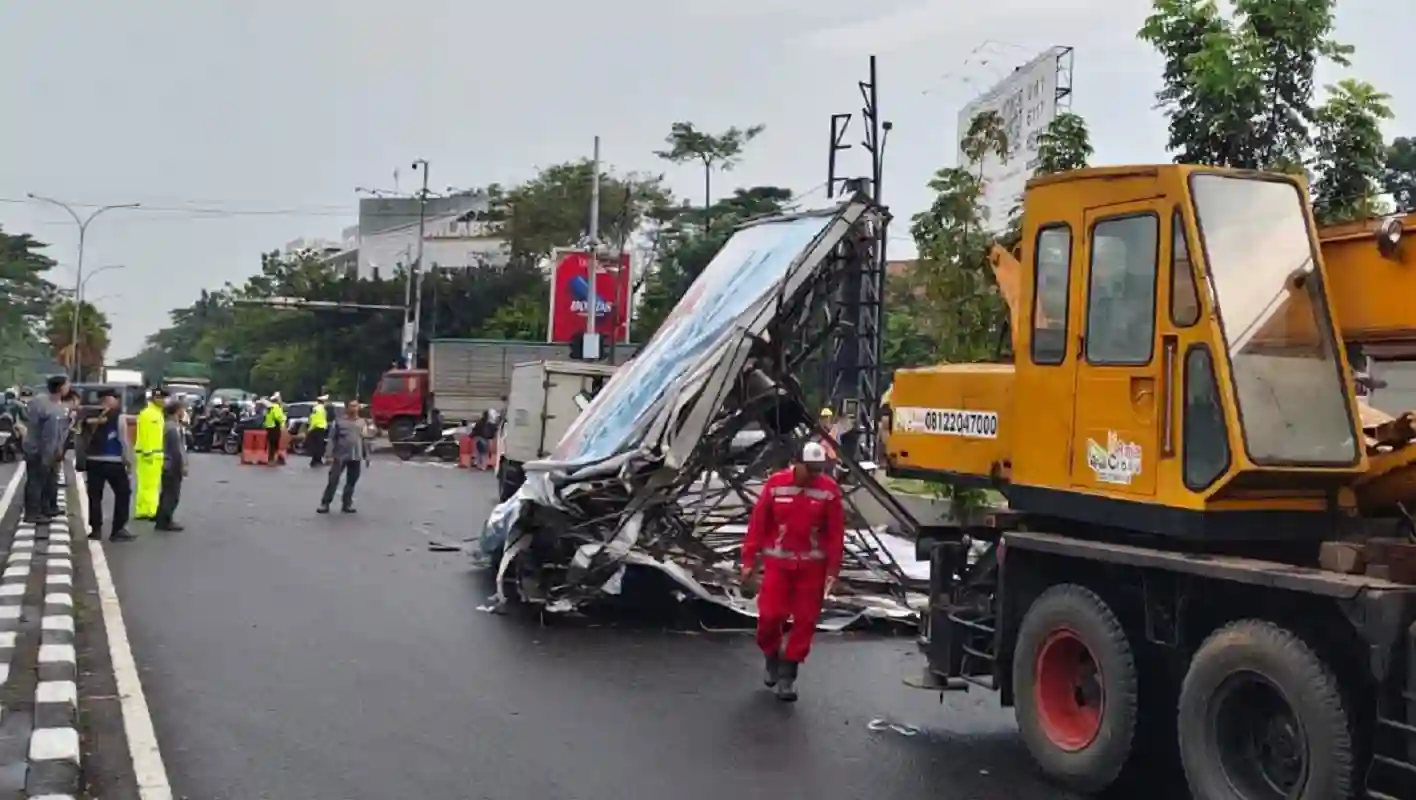 Dampak cuaca ekstrem Bandung pohon tumbang dan reklame roboh menimpa mobil.