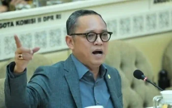 Deddy Sitorus kritik jadwal WFH ASN Senin dan Jumat.