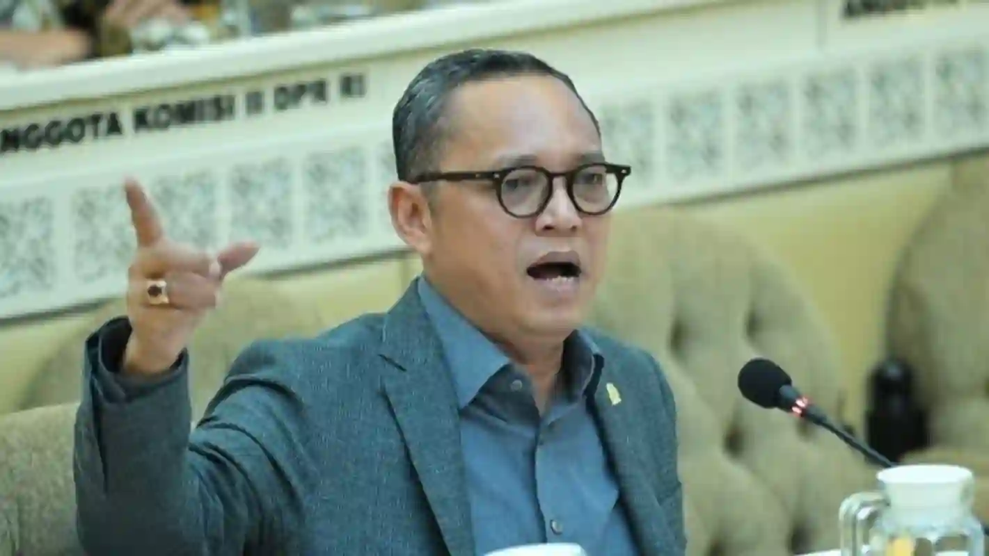 Deddy Sitorus kritik jadwal WFH ASN Senin dan Jumat.