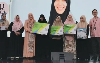 Guru ngaji Depok terima kartu BPJS Ketenagakerjaan dari dana zakat BAZNAS.