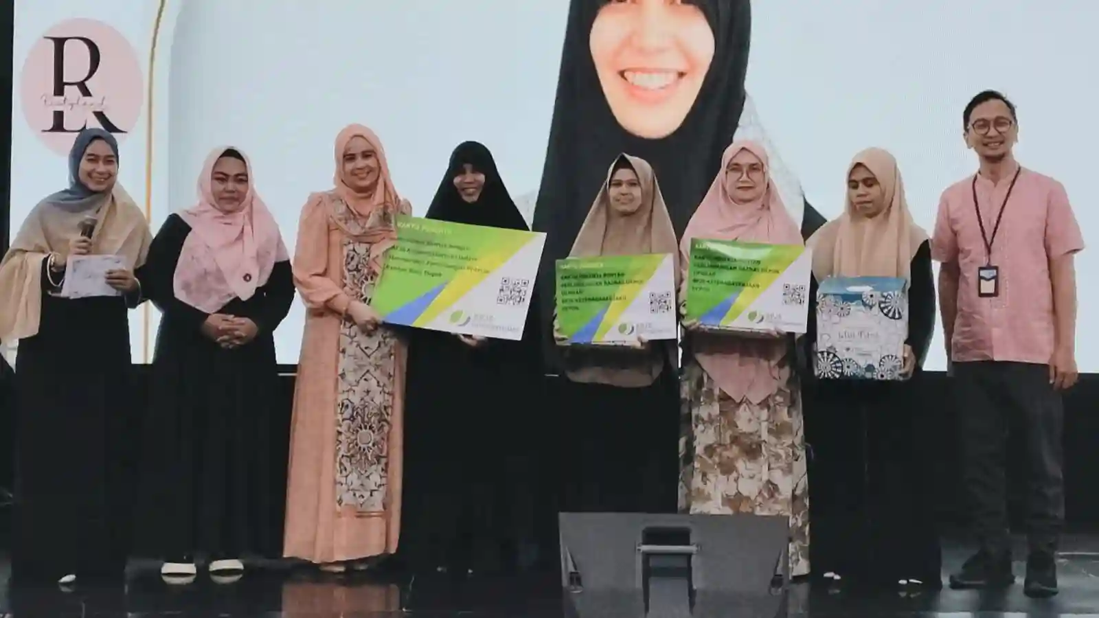 Guru ngaji Depok terima kartu BPJS Ketenagakerjaan dari dana zakat BAZNAS.