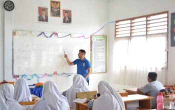 Ilustrasi guru sekolah swasta mengajar di kelas.