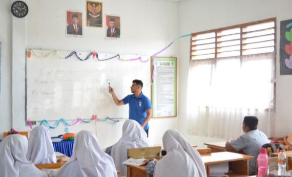 Ilustrasi guru sekolah swasta mengajar di kelas.