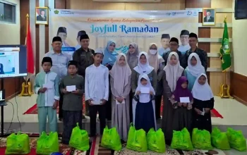 Penyerahan sertifikat wakaf gratis dan sembako Kemenag Purwakarta.