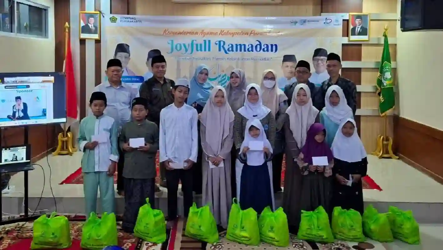 Penyerahan sertifikat wakaf gratis dan sembako Kemenag Purwakarta.