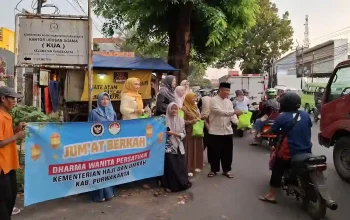 Kemenhaj Purwakarta bagi takjil gratis di jalan.