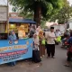 Kemenhaj Purwakarta bagi takjil gratis di jalan.