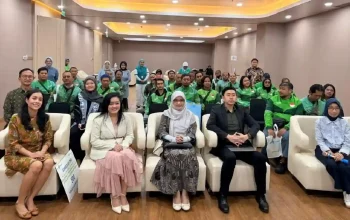 Penyerahan simbolis perlindungan BPJS Ketenagakerjaan bagi mitra pengemudi Grab di Depok.