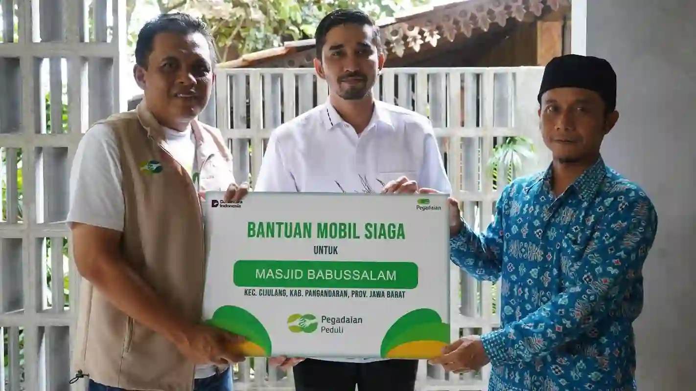 Pegadaian serahkan bantuan mobil siaga di Batukaras Pangandaran.