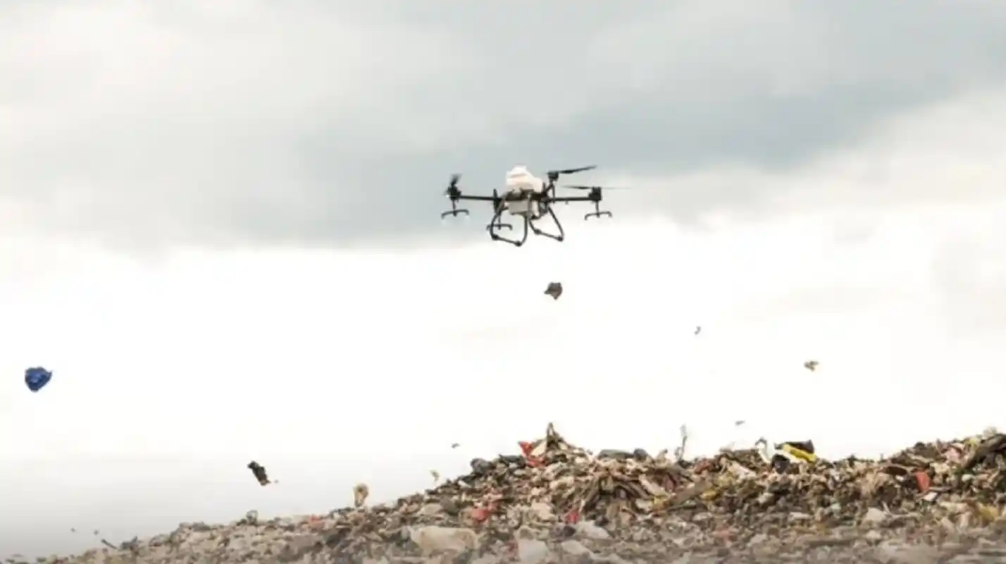 Pejabat Purwakarta semprot Biosaka N Level 1 di TPA Cikolotok