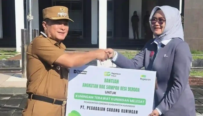 Dukung Kuningan Terawat, Pegadaian Jabar Serahkan 12 Armada Sampah