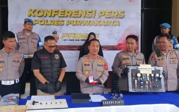 Kapolres Purwakarta AKBP I Dewa Putu Gede Anom Danujaya saat konferensi pers kasus pencurian rumah mewah.