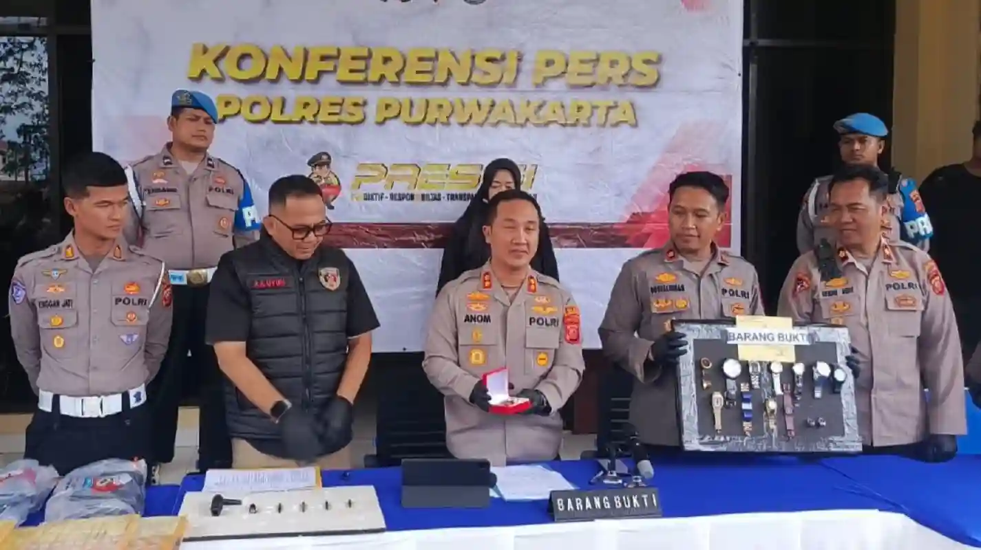 Kapolres Purwakarta AKBP I Dewa Putu Gede Anom Danujaya saat konferensi pers kasus pencurian rumah mewah.
