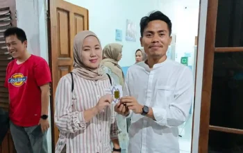 SPPG Purwakarta bagi THR logam mulia kepada relawan MBG.