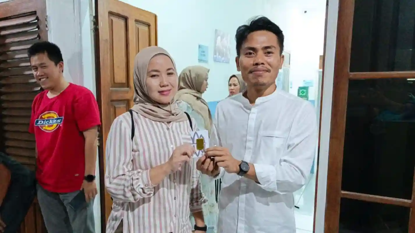 SPPG Purwakarta bagi THR logam mulia kepada relawan MBG.