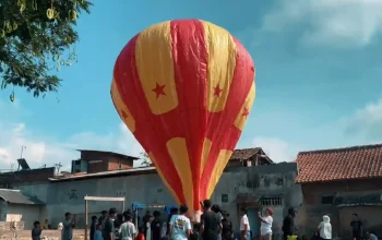 Tradisi Ngapungkeun Balon kertas raksasa kearifan lokal Garut.