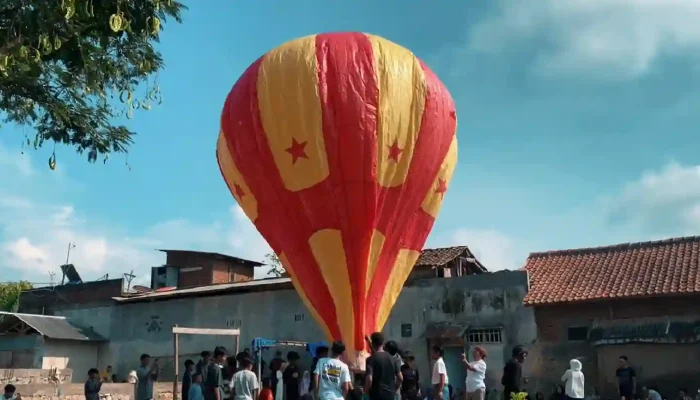 Setiap Lebaran, Tradisi Ngapungkeun Balon Raksasa Garut Jadi Magnet Wisata