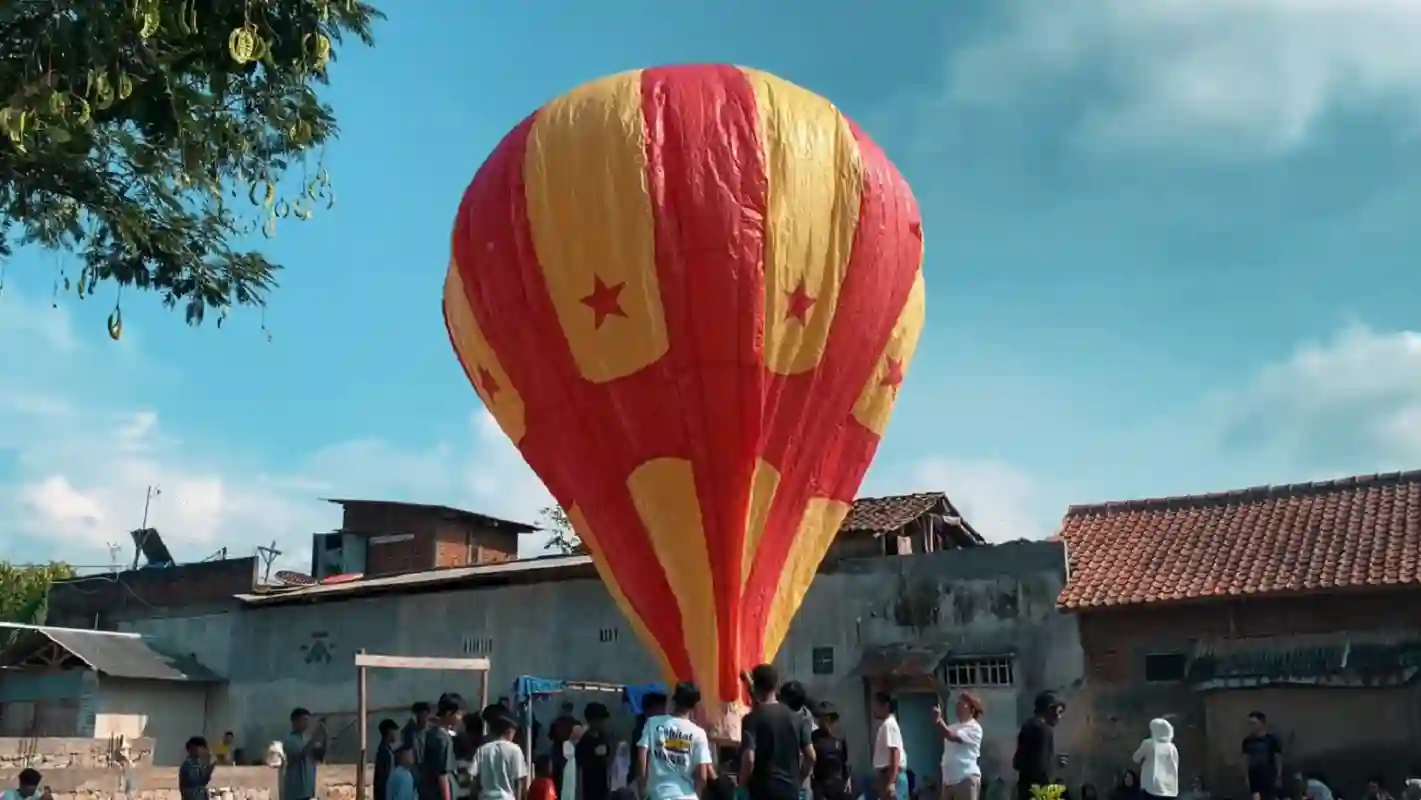 Tradisi Ngapungkeun Balon kertas raksasa kearifan lokal Garut.