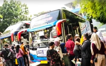 Warga Purwakarta serbu bus mudik gratis menuju Jawa Tengah.