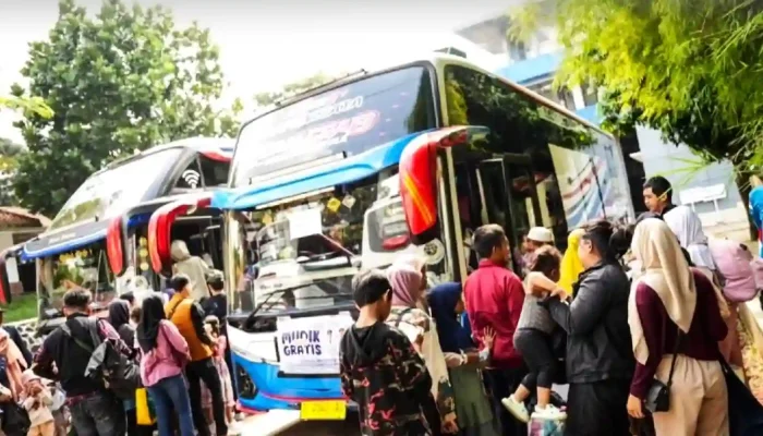 Irit Isi Dompet, Ratusan Warga Purwakarta Serbu Bus Mudik Gratis Menuju Jateng