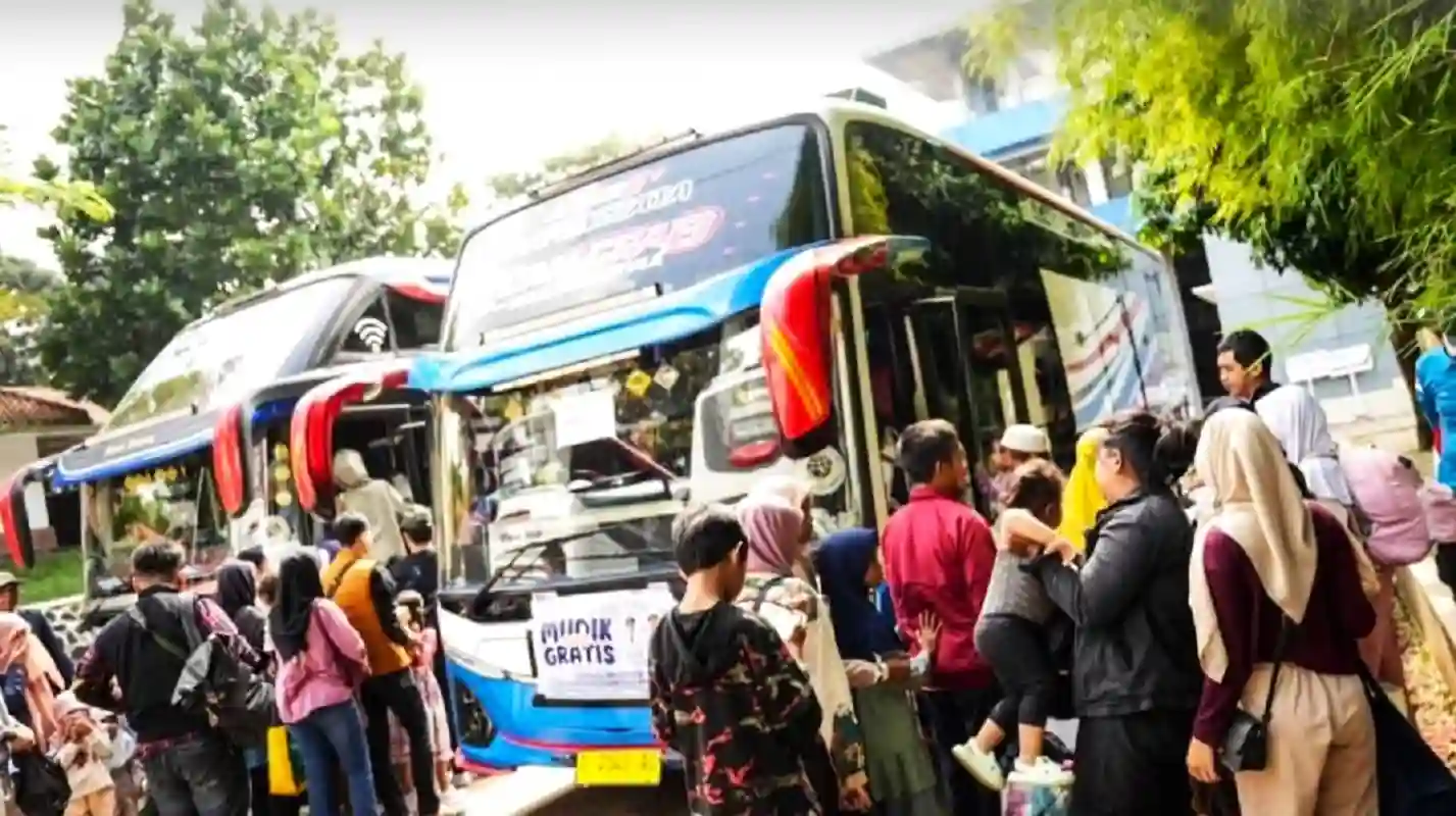 Warga Purwakarta serbu bus mudik gratis menuju Jawa Tengah.