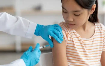 Petugas kesehatan memberikan vaksin campak anak di Jawa Barat cegah wabah lebaran.