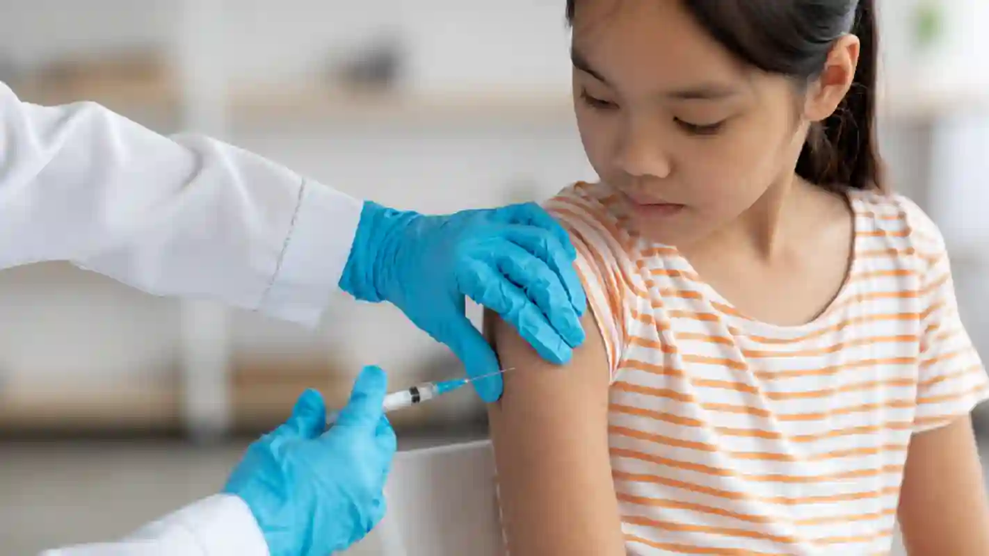 Petugas kesehatan memberikan vaksin campak anak di Jawa Barat cegah wabah lebaran.