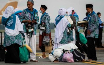 Calon jemaah haji yang akan berangkat ke tanah suci Makkah.