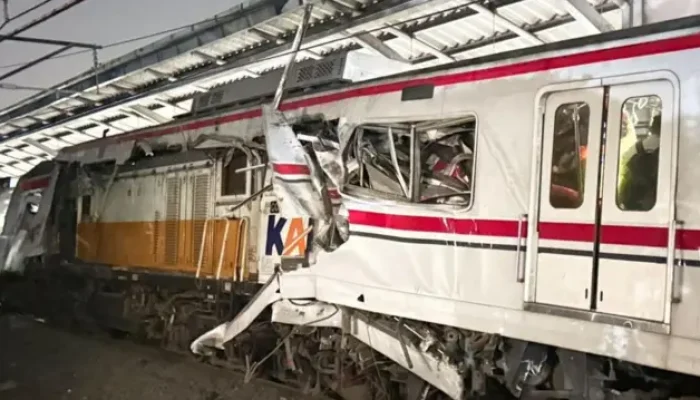 KA Agro Bromo Anggrek vs KRL di Stasiun Bekasi Timur, Tim SAR Potong Gerbong untuk Evakuasi Korban Terjepit