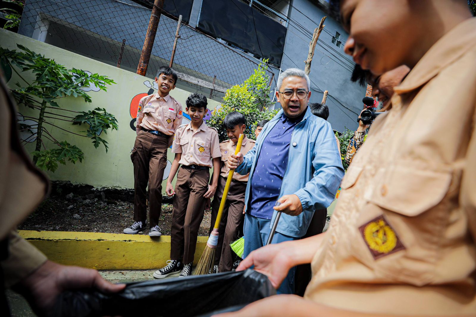 Angka Kepuasan Tembus 83,8%! Ini Perubahan Nyata Pendidikan di Bandung yang Kini Dirasakan Siswa c) Meta deskripsi: