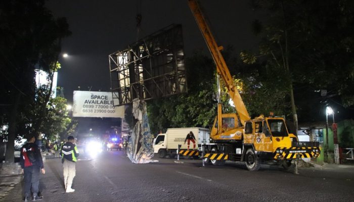 Mitigasi Lemah di Tengah Cuaca Ekstrem, Bandung Dilanda 31 Pohon Tumbang dan Ancaman Reklame Roboh
