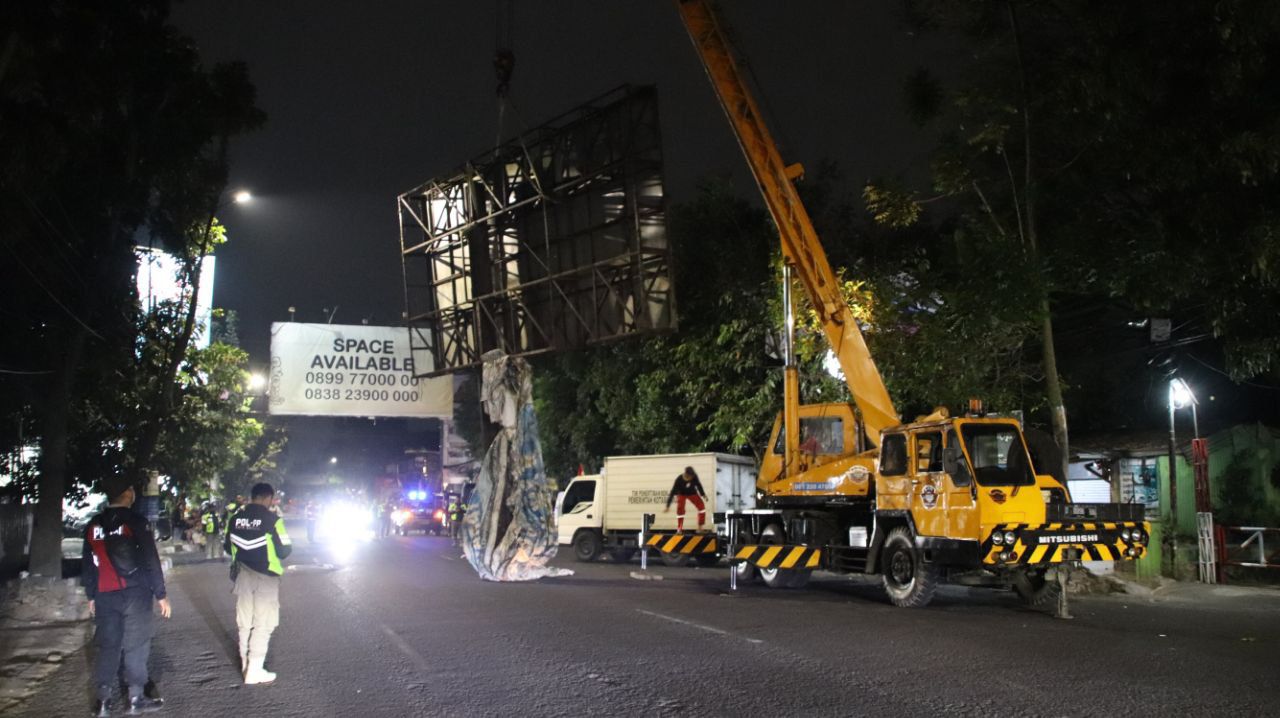 Mitigasi Lemah di Tengah Cuaca Ekstrem, Bandung Dilanda 31 Pohon Tumbang dan Ancaman Reklame Roboh