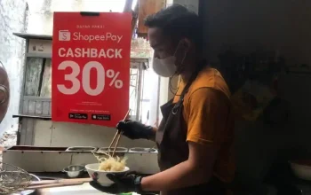 Mangkok berisi bakmi enak di Bandung dengan topping ayam melimpah.