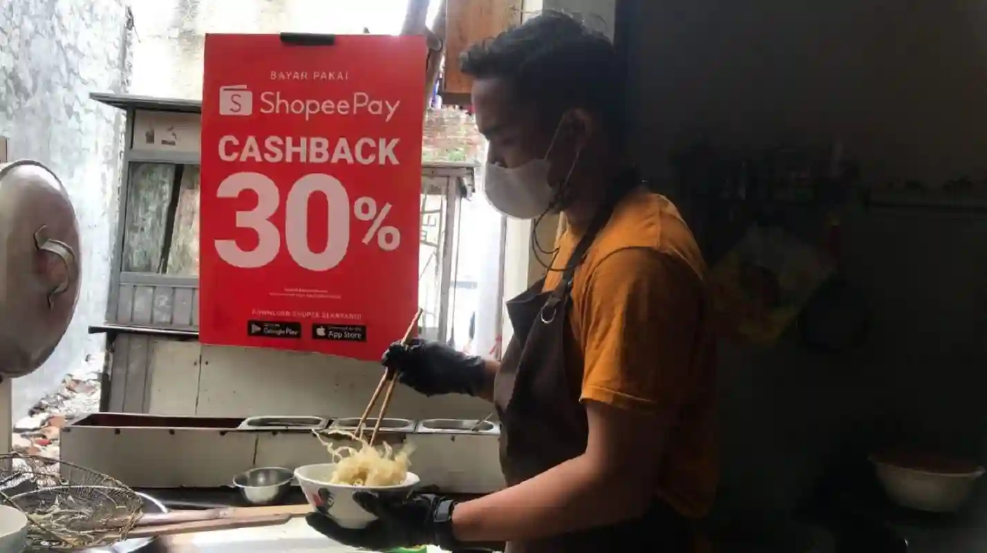 Mangkok berisi bakmi enak di Bandung dengan topping ayam melimpah.