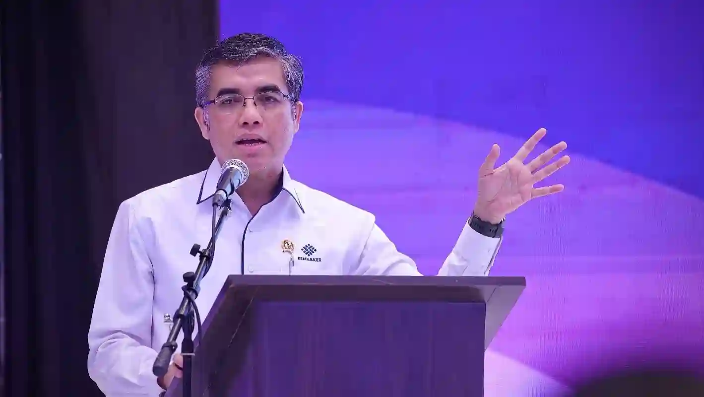 Pengemudi ojol sedang mengecek ponsel, ilustrasi diskon iuran BPJS Ketenagakerjaan 50 persen bagi pekerja mandiri.