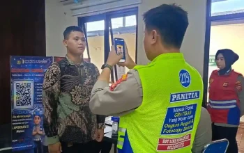 Pemeriksaan administrasi awal penerimaan Polri 2026 di Polres Purwakarta.